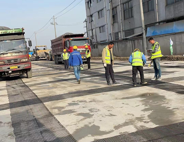 肥东老材料的新故事：玻璃纤维土工格栅如何在‘白改黑’浪潮中重获新生？